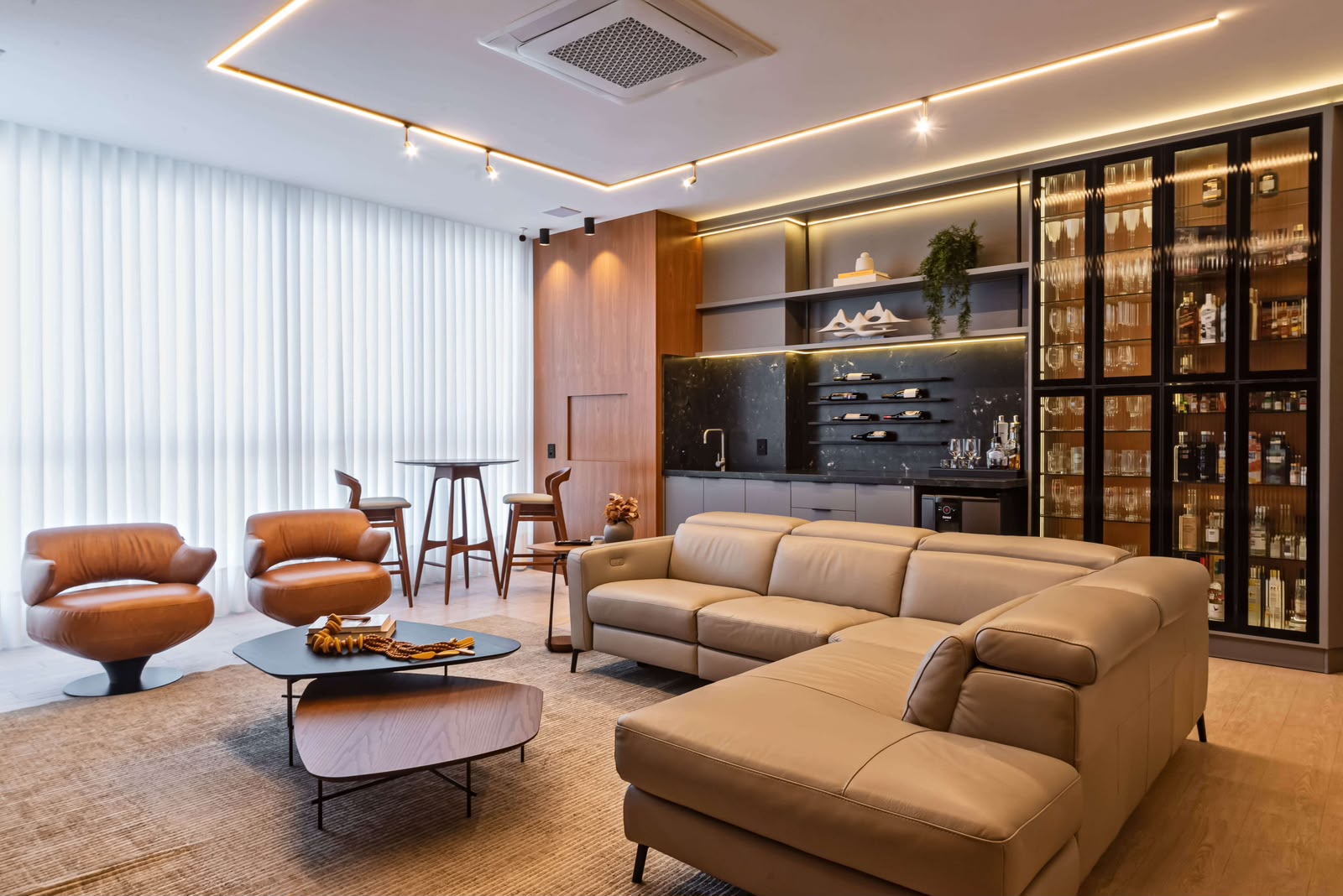 Sala de estar planejada da Montari com adega de vidro, painel amadeirado e iluminação em trilho