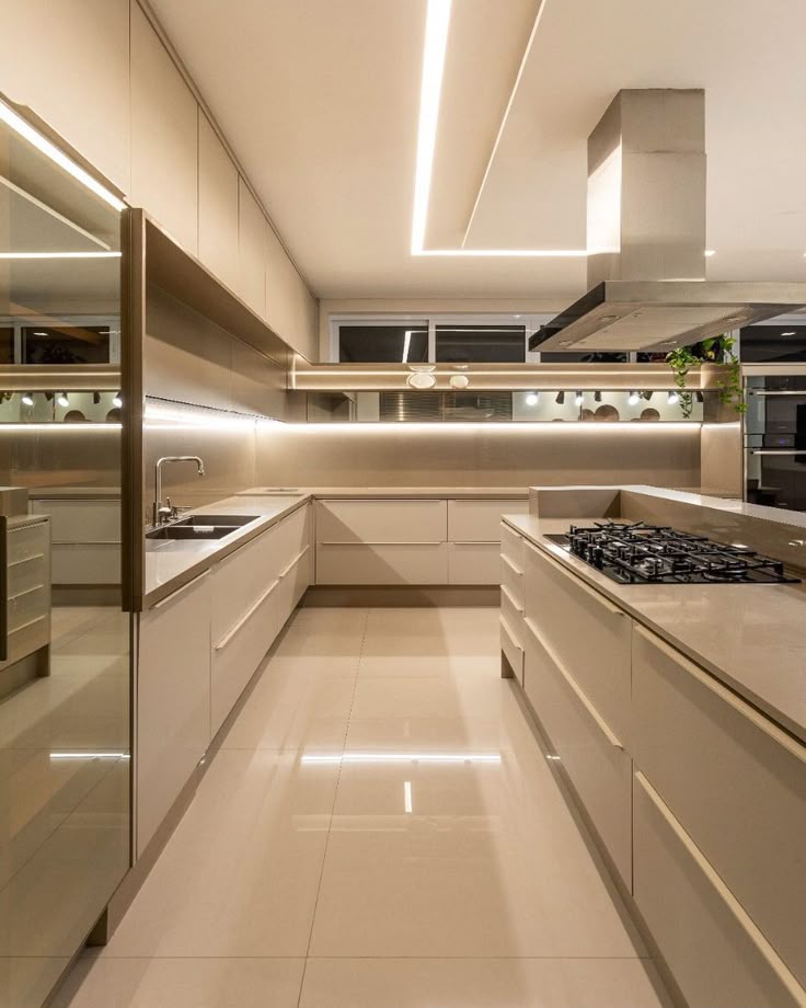 Cozinha planejada off-white com ilha e coifa em inox