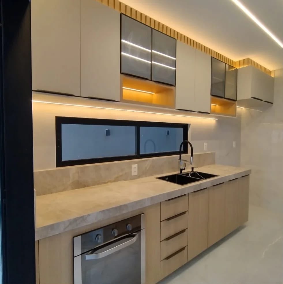 Cozinha planejada com armários de vidro reflecta e fita de LED